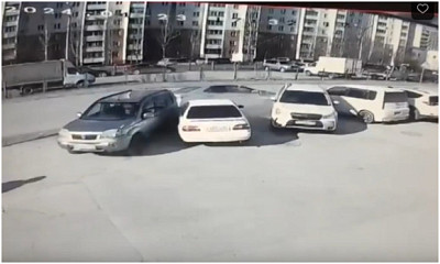 В Новосибирске водитель иномарки без сознания снёс четыре машины на парковке