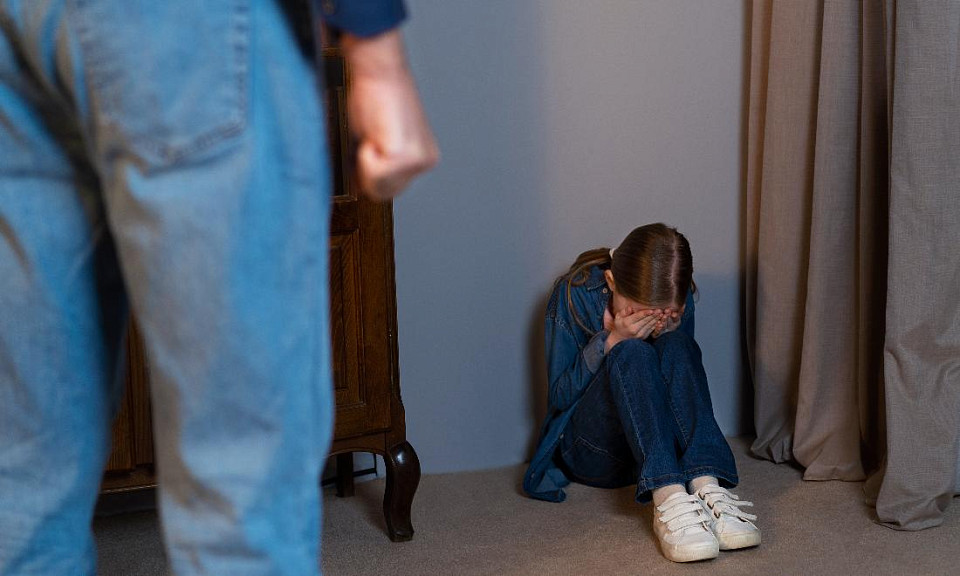 Держал в секс-рабстве: 16-летняя сибирячка обвинила отчима в педофилии