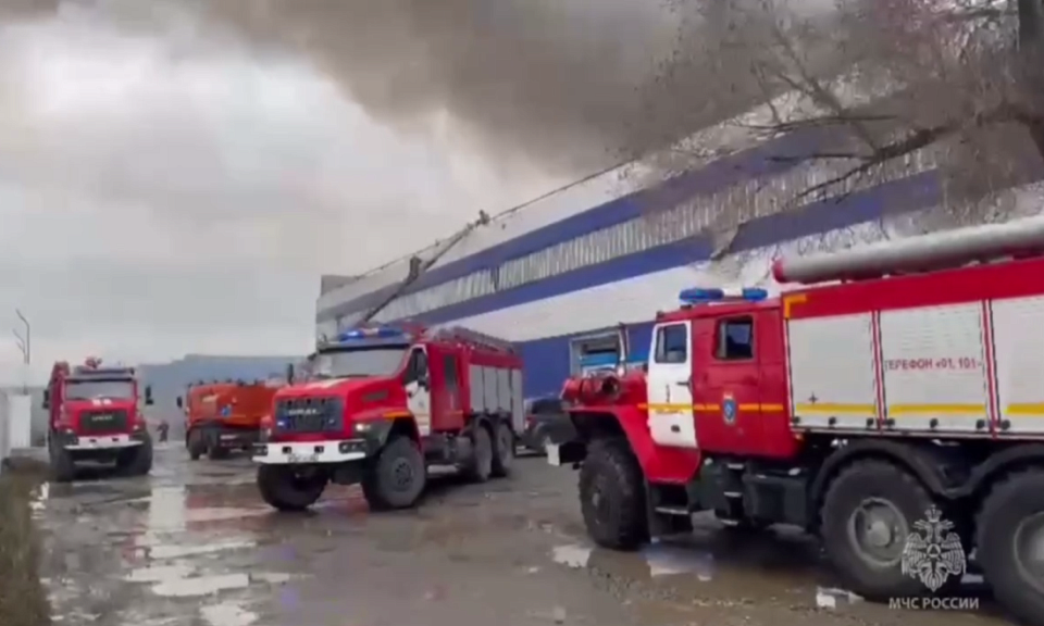 В Новосибирске тушат крупный пожар на улице Станционной