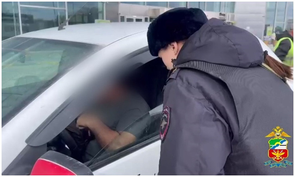 В Новосибирске полицейские поймали таксистов-нелегалов у аэропорта