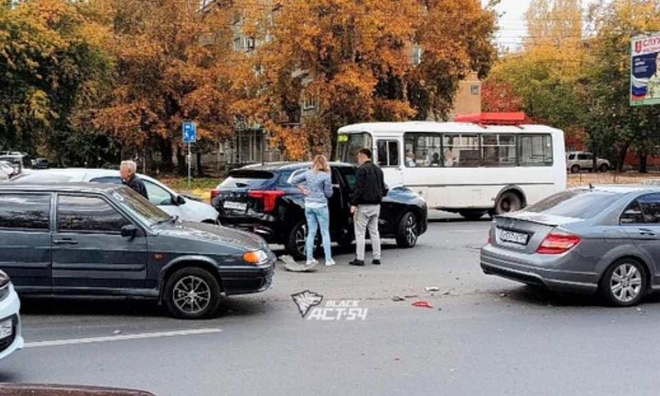 В Новосибирске произошло массовое ДТП на Богаткова