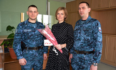 Под Новосибирском приставы поздравили с 8 Марта жену командированного на Донбасс коллеги