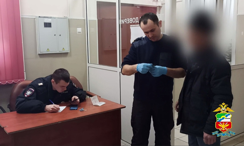 В Новосибирской области задержали рецидивиста, укравшего банковскую карту