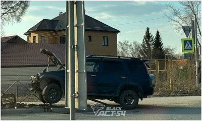 В Новосибирске внедорожник залетел на ограждение в результате ДТП
