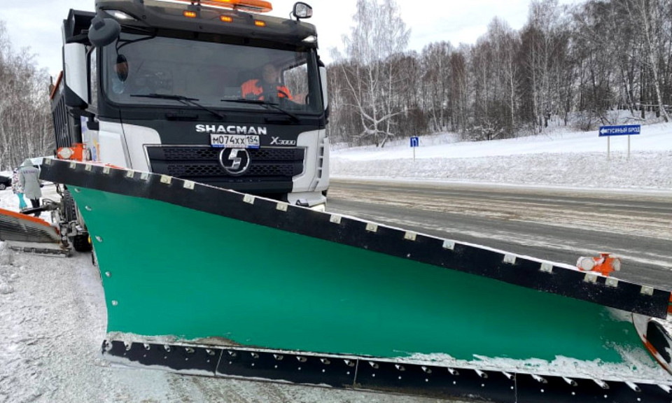 В Новосибирской области дороги очищают от снега до 700 спецавтомобилей