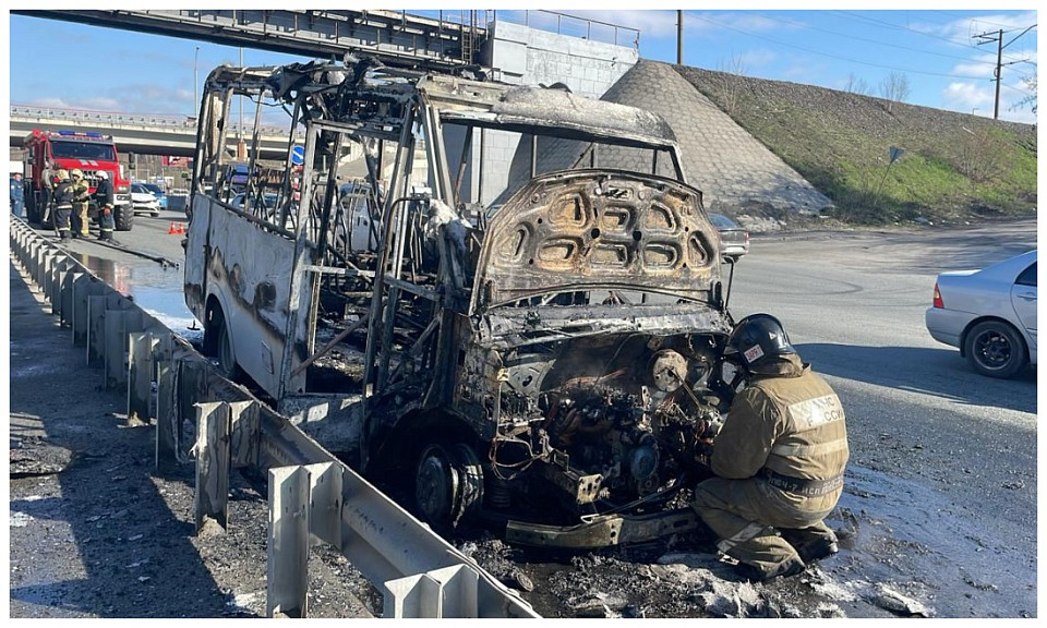 На Бердском шоссе в Новосибирске полностью выгорела пассажирская маршрутка