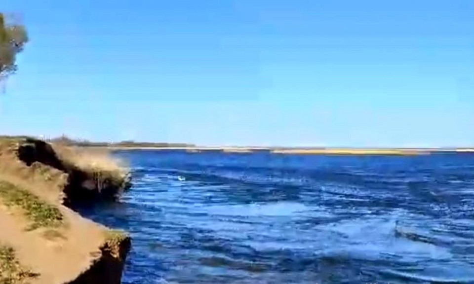 Вырытый канал на озере размыло водой в Новосибирской области