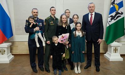 Губернатор Новосибирской области вручил знаки отличия «За материнскую доблесть»