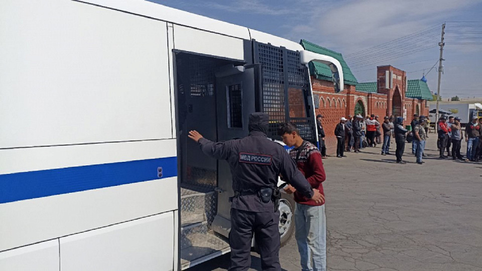 В Новосибирске доставили в военкомат 10 мигрантов с автомоек на улице Жуковского