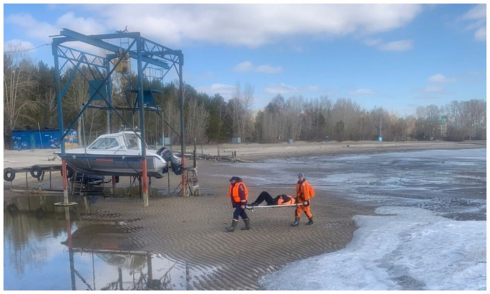 Спасатели эвакуировали обмороженного рыбака со льда Обского моря в Новосибирске