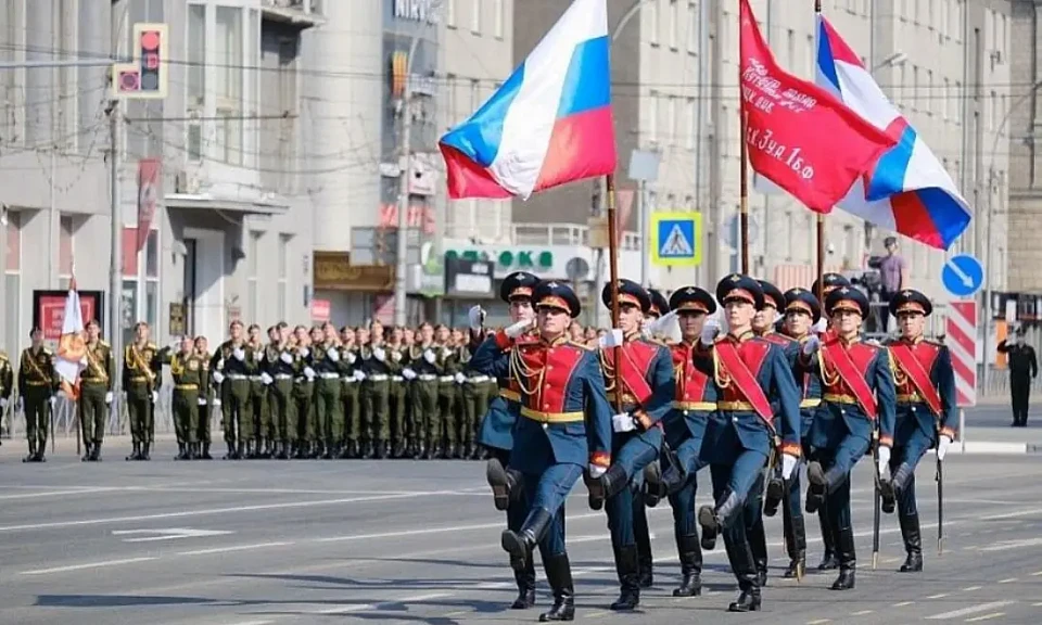 В Новосибирске провели парад Победы для 99-летнего ветерана ВОВ Анатолия Зонова