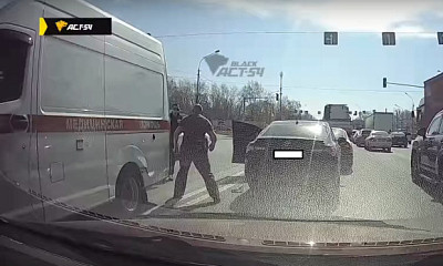 В Новосибирске полиция ищет автохама, не пропустившего скорую помощь