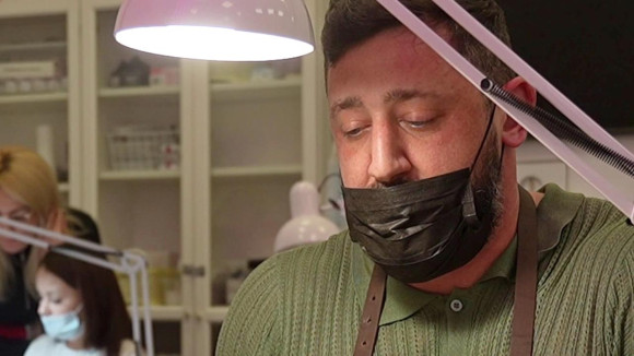 Мужчина делает ноготочки и радуется жизни