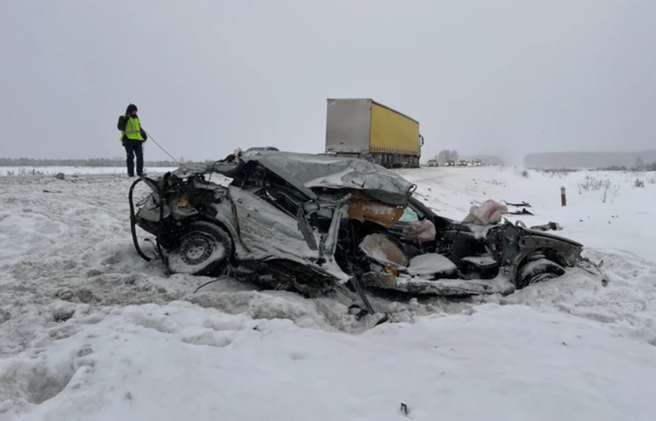 Ехавший в Новосибирск грузовик раздавил легковушку с 32-летней женщиной