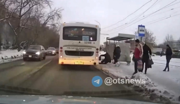 «Экспресс-высадка»: водитель автобуса высадил пассажира на ходу