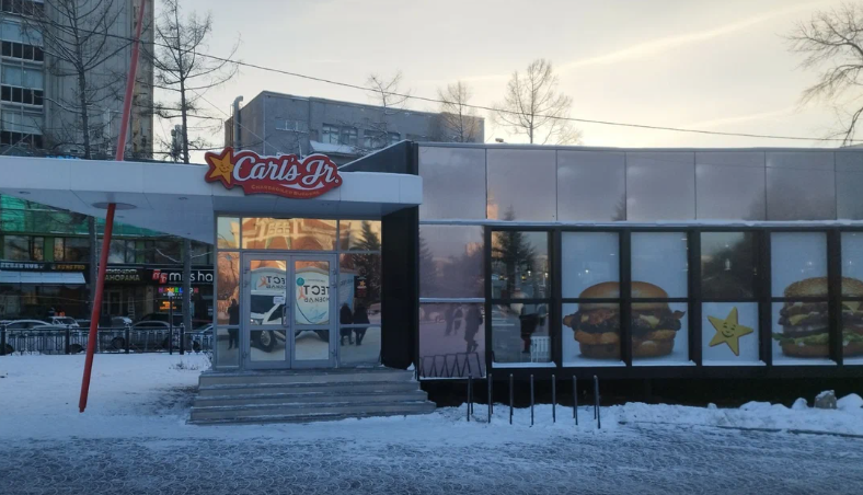 Убрать кафе Carl’s Jr из Первомайского сквера планирует мэрия Новосибирска