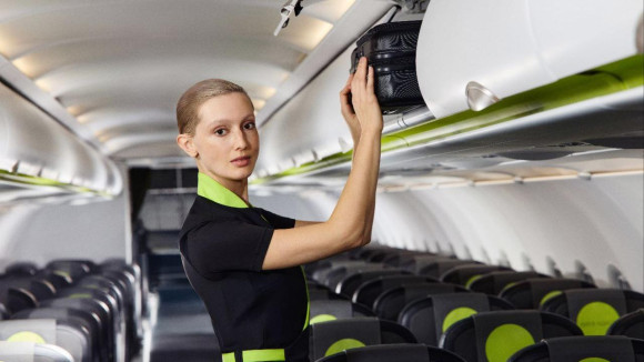 Семь тысяч над землёй: бортпроводник рассказала, как провести попугая и хоккейную команду