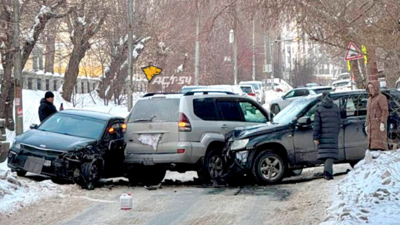 В Новосибирске ДТП с тремя автомобилями полностью перекрыло проезд на улице Сибирской