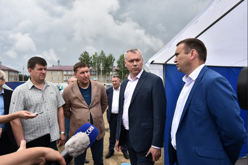 Губернатор Андрей Травников проконтролировал строительство школы и хоккейного стадиона в Сузуне