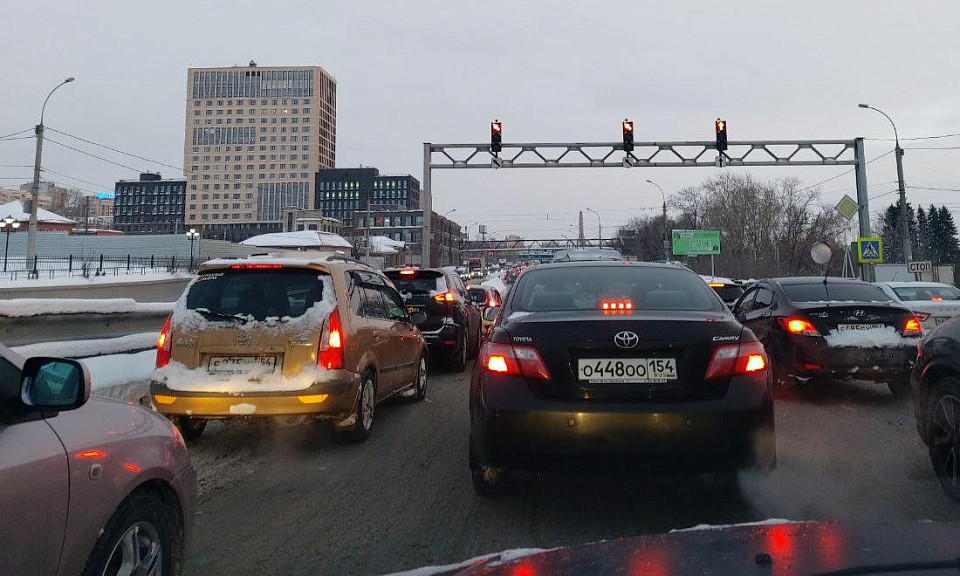 Новосибирск встал в 7-бальных пробках утром 14 ноября