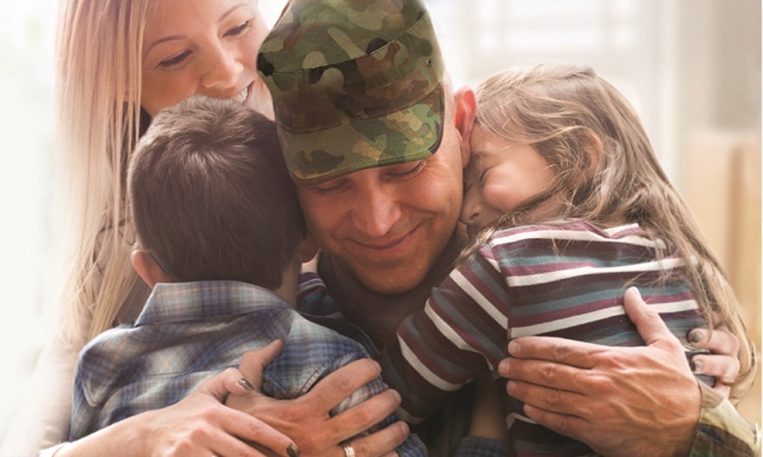 Кто является семьей участников сво. Семья военного. Семья военнослужащего. Солдат с семьей. Счастливая семья военных.
