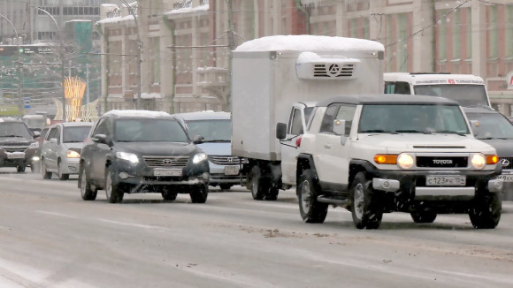 На дорогах Новосибирска установили ящики с песком и солью