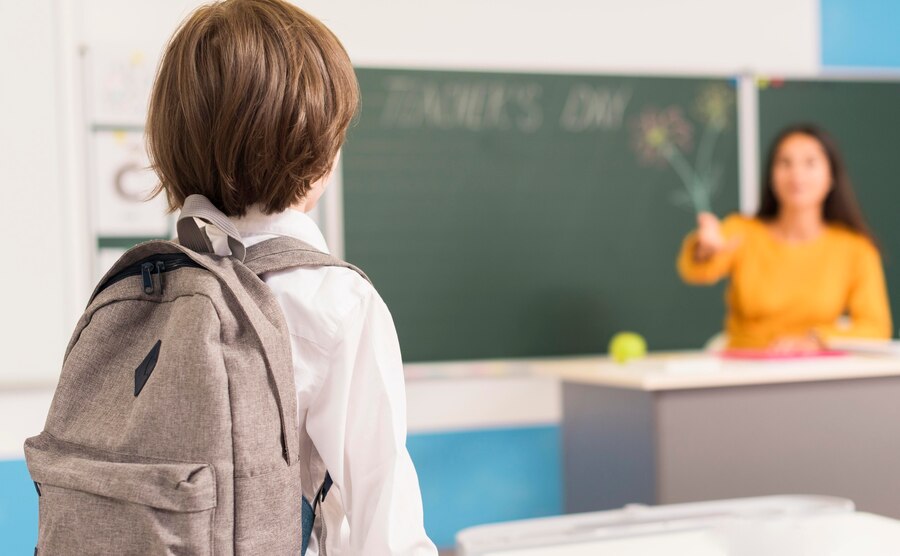В Новосибирске учительницу обвинили в отказе первоклассникам в доступе к кулеру