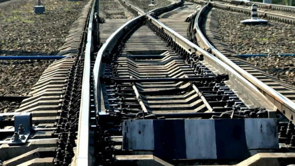 Прогнили шпалы? Четыре вагона сошли с рельсов в Новосибирской области