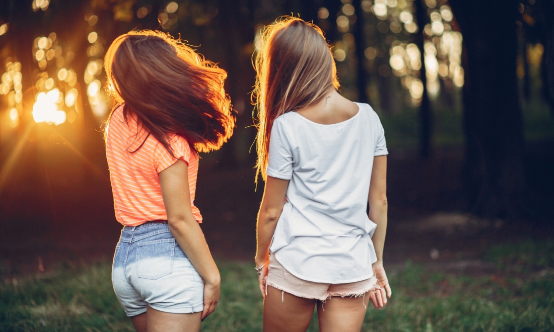 Two pretty girls. Дружба картинки красивые. Сестры со спины картинки. Фото взрослого брата и маленькой сестрички со спины. Фото сестры спиной к фотографу.