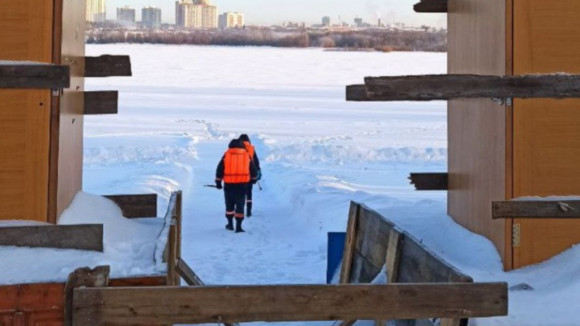 Новосибирские спасатели проверили лёд для купелей