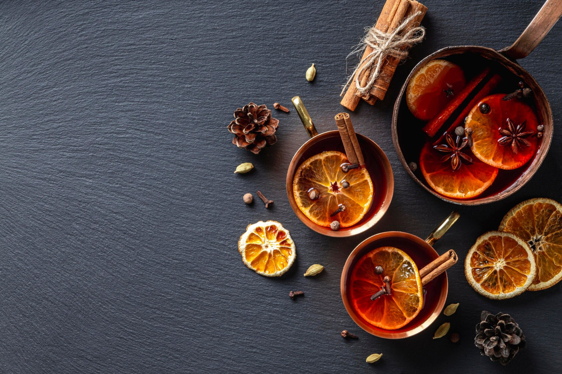 delicious-mulled-wine-concept-with-copy-space_23-2148799119.jpg