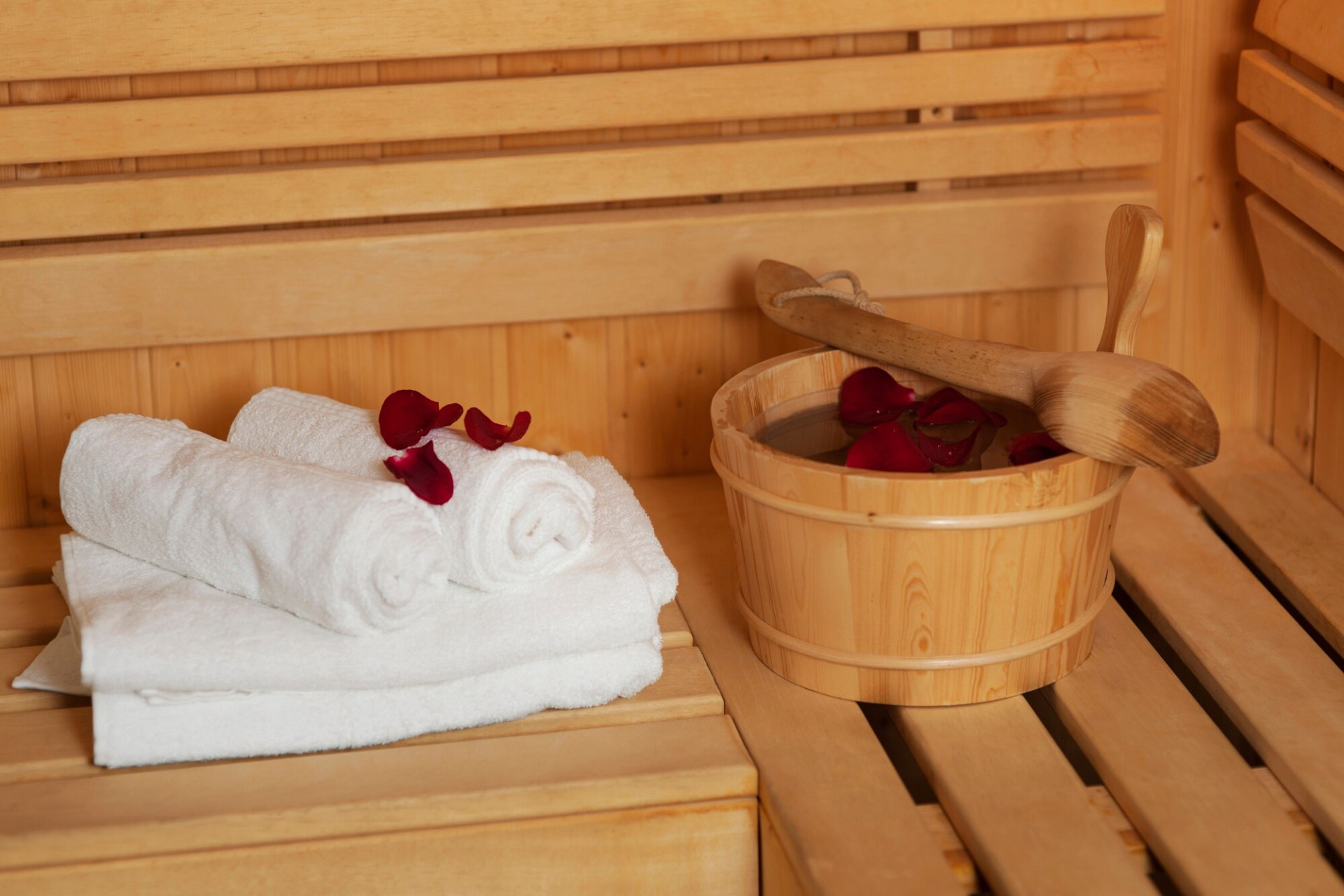 sauna-bucket-with-rose-petals_329181-1872.jpg