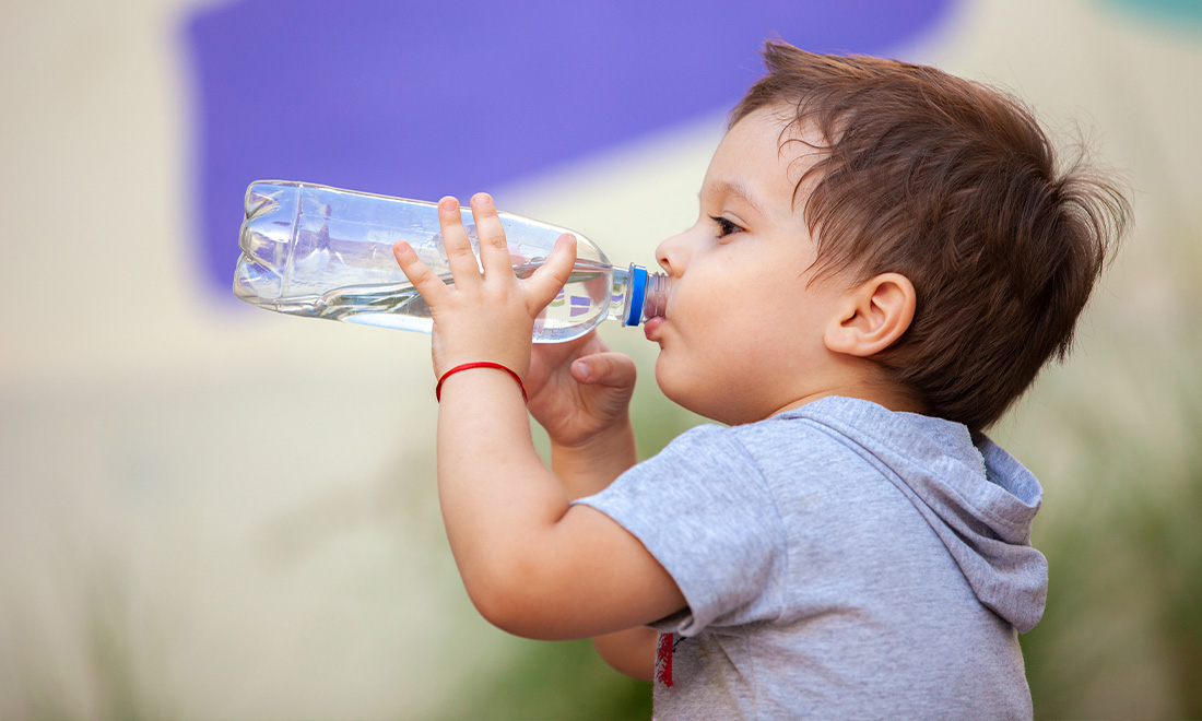 ребёнок пьёт воду.jpg