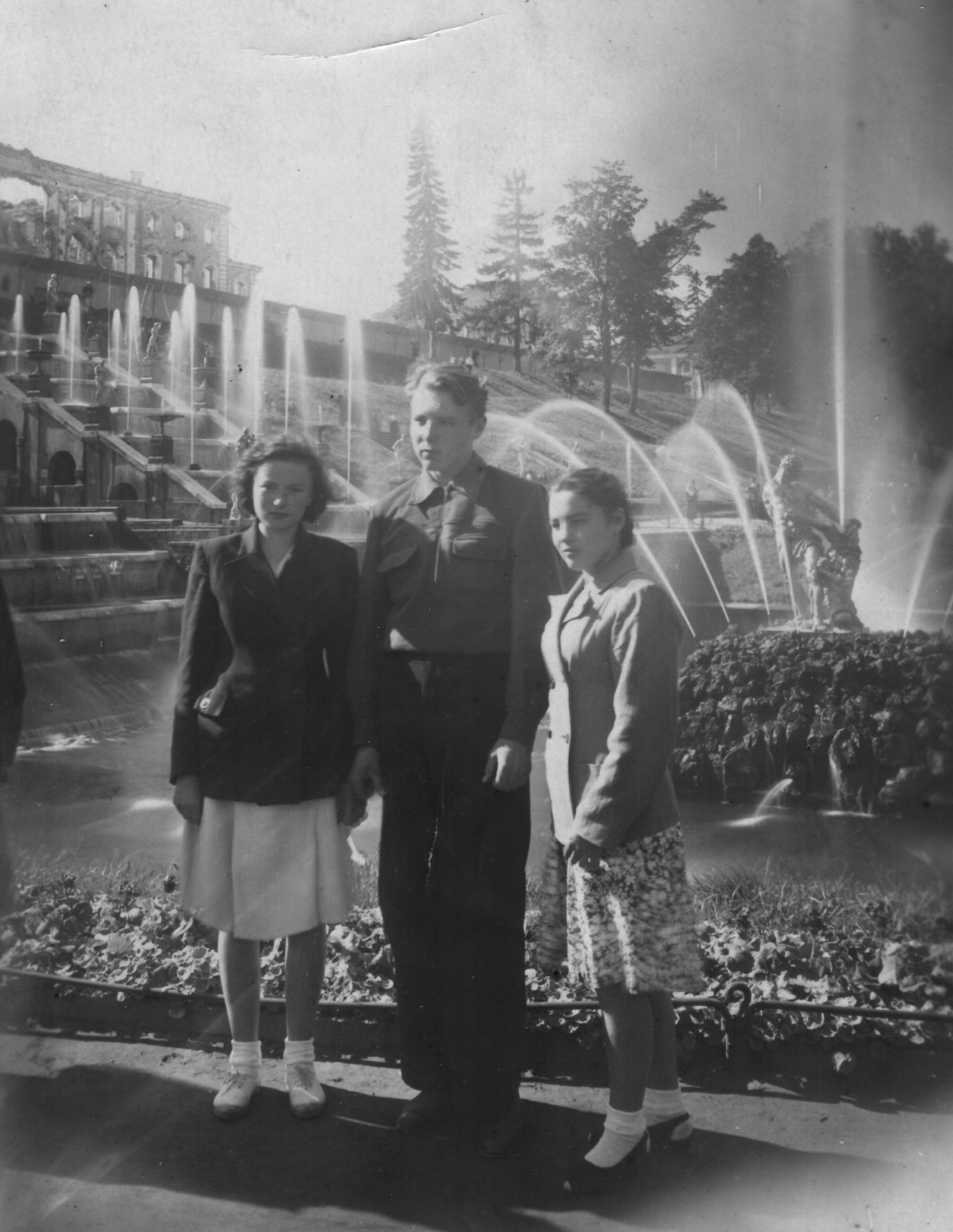 Петродворец, с друзьями, 1951 год (1).jpg