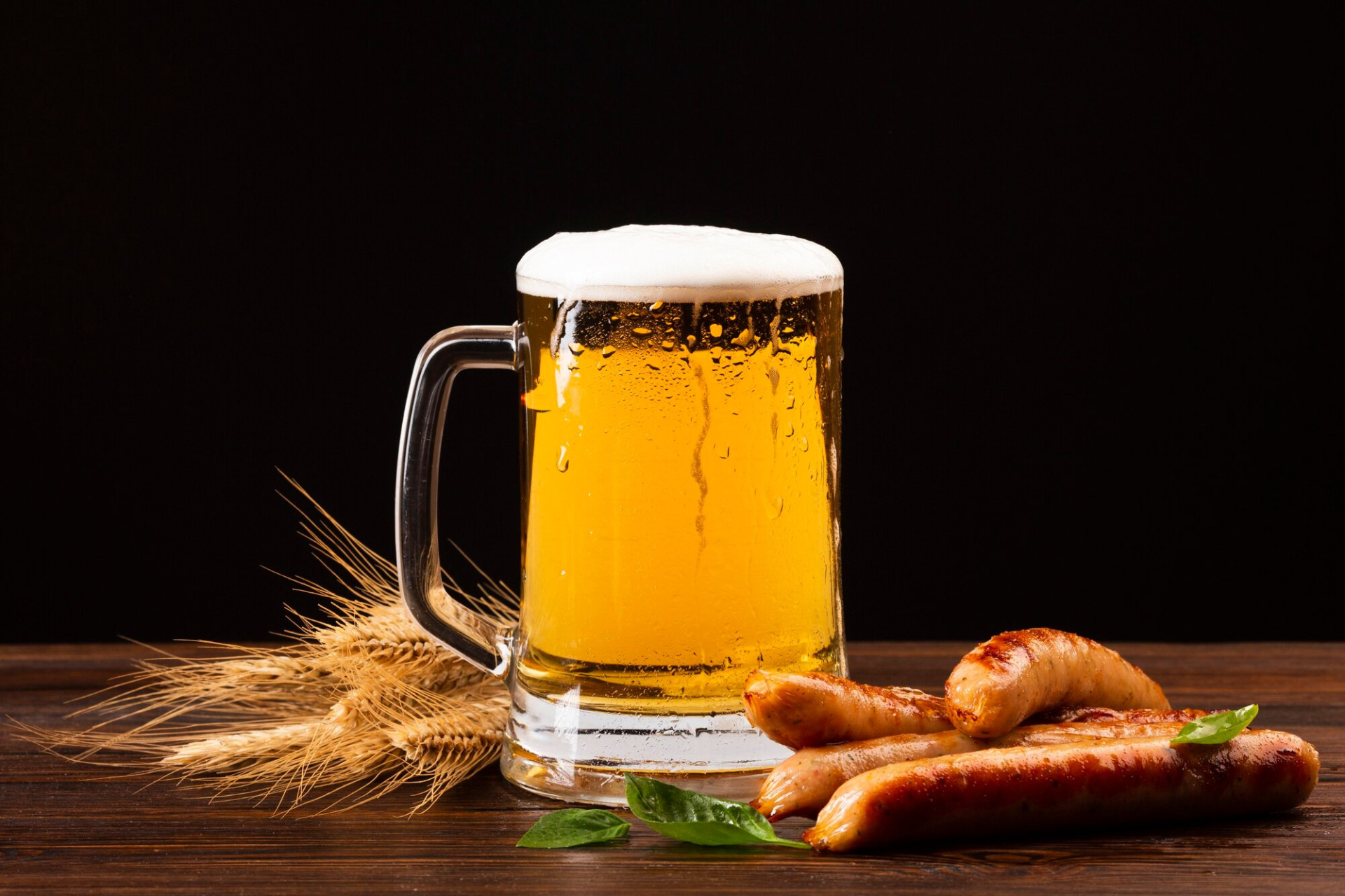 close-up-beer-mug-with-sausages_23-2148306068.jpg