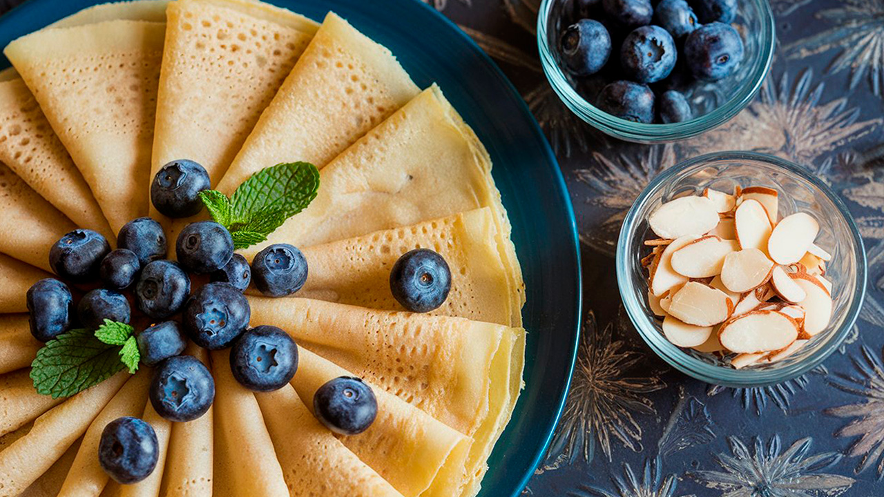 блины с ягодой ИИ freepik.com.jpg