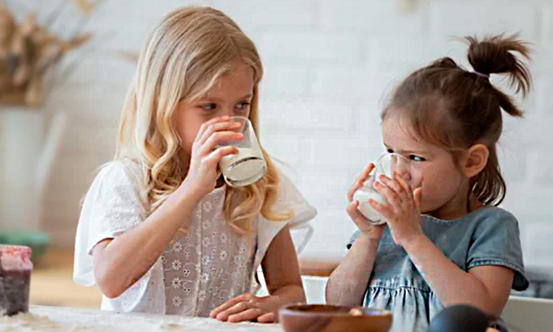 дети пьют молоко.jpg