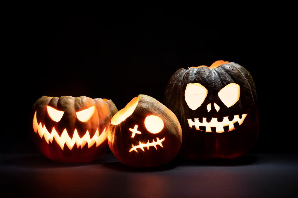 various-spooky-halloween-pumpkin-carving_23-2149495156.jpeg