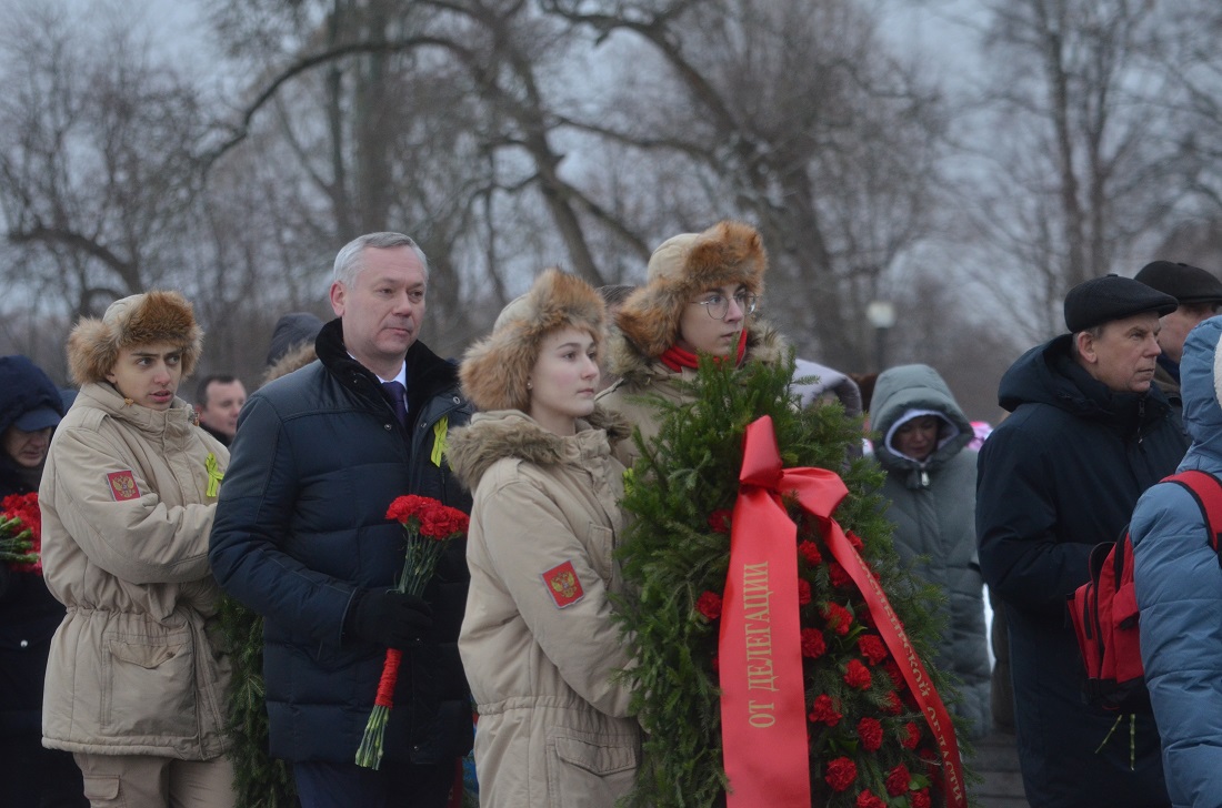 Возложение цветов и тяжёлые воспоминания: как отмечают 80-летие снятия  блокады Ленингада | 27.01.2024 | Новосибирск - БезФормата