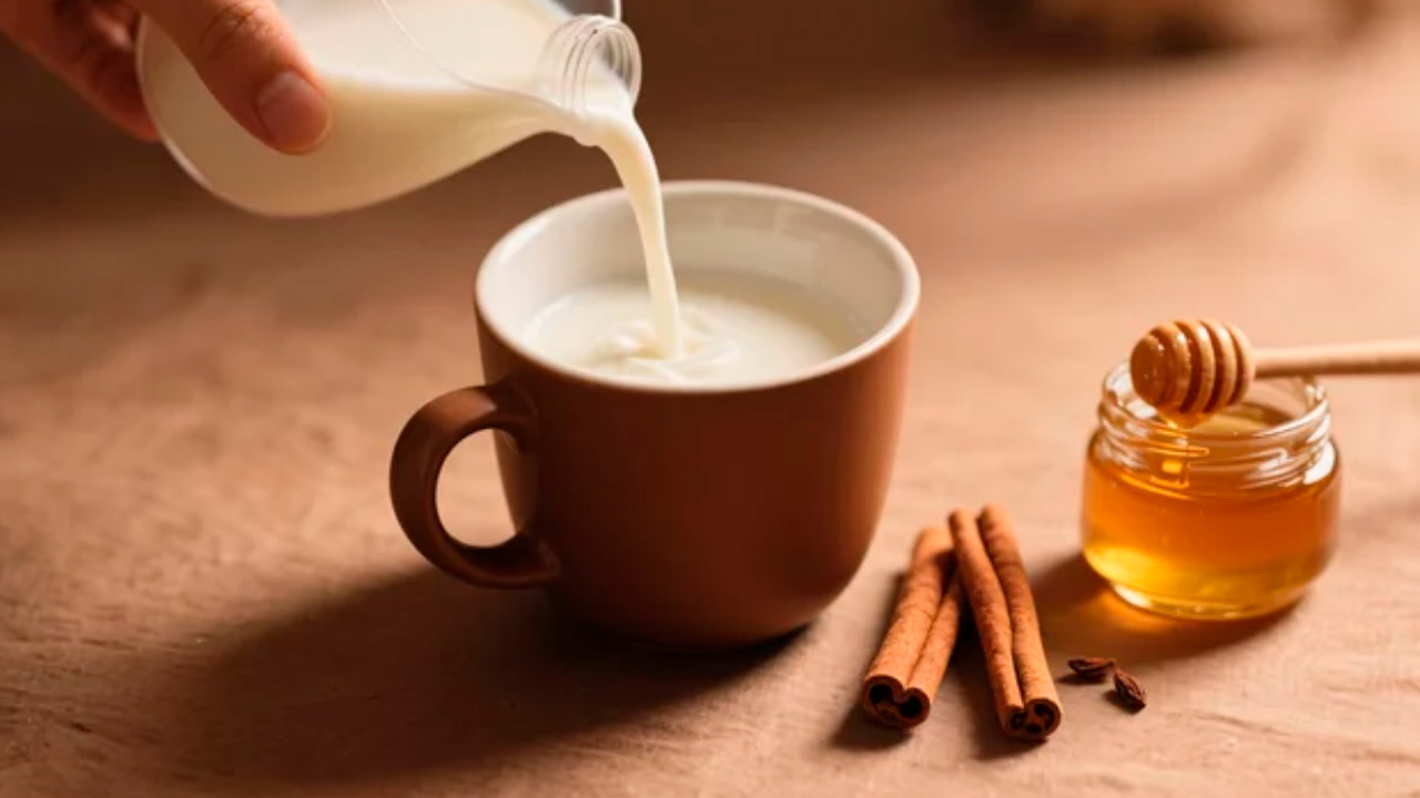 ИИ йогурт с мёдом и корицей.jpg