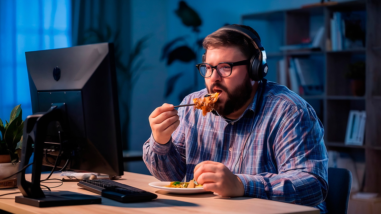 перекус за компом ИИ freepik.com.jpg перекус за компом ИИ freepik.com.jpg