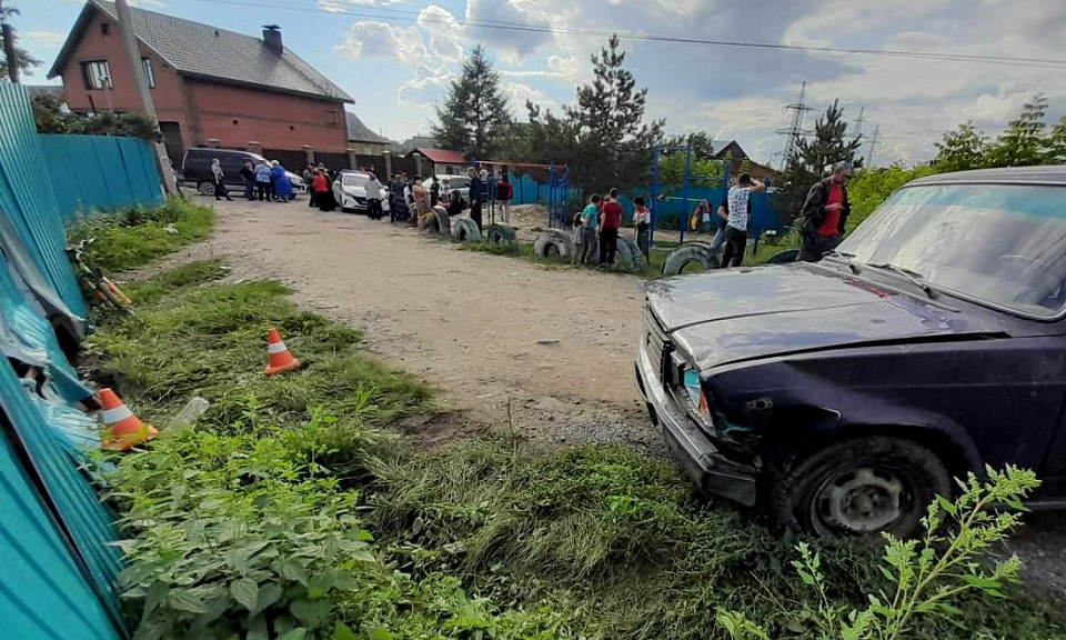 Водитель на «Жигулях» без прав сбил велосипедиста и врезался в забор в Новосибирске