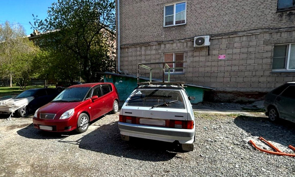 «Лягушки» на парковке рассорили соседей многоэтажки в Новосибирске