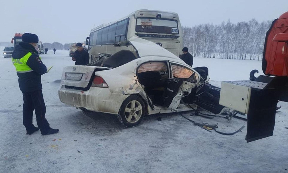 Мужчина и трехлетний мальчик погибли в ДТП с автобусом под Новосибирском