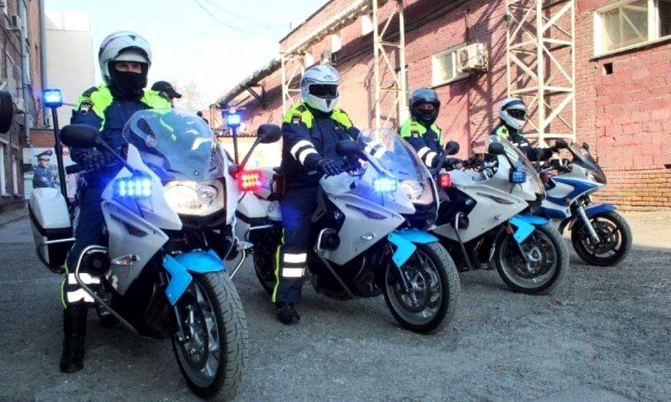 Полицейские на мотоциклах патрулируют улицы в Новосибирске