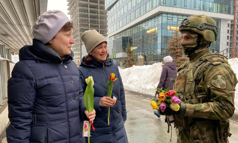 На 8 марта женщины получили цветы от курсантов Новосибирского военного института