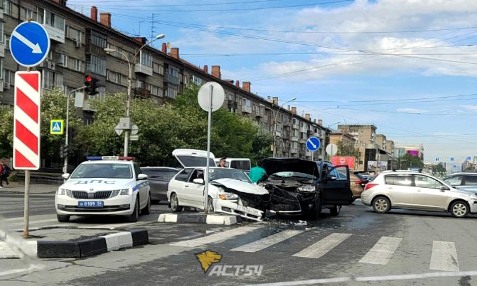 Чёрно-белое ДТП: два автомобиля встретились на дороге в Новосибирске