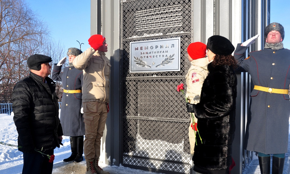 Мемориал Защитникам Отечества открыли на территории новосибирской школы