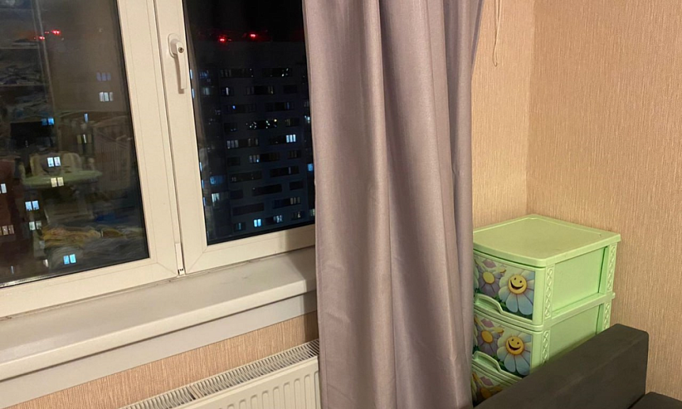 В Новосибирске с 18 этажа выпал полуторагодовалый ребёнок