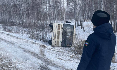 Автобус опрокинулся в кювет на трассе под Новосибирском: пассажиры в больнице